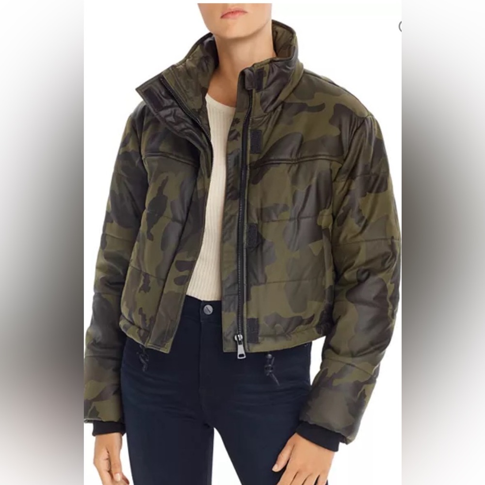 BAGATELLE.NYC
Coated Camo Puffer Jacket XS